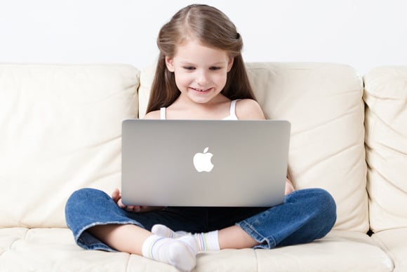 Petite fille avec son PC portable