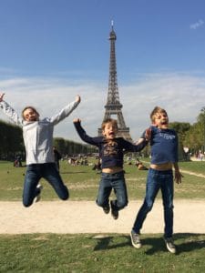 Enfants devant la tour eiffel Paris