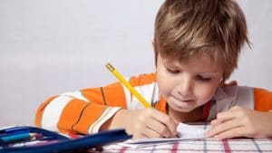 Enfant qui fait ses devoirs