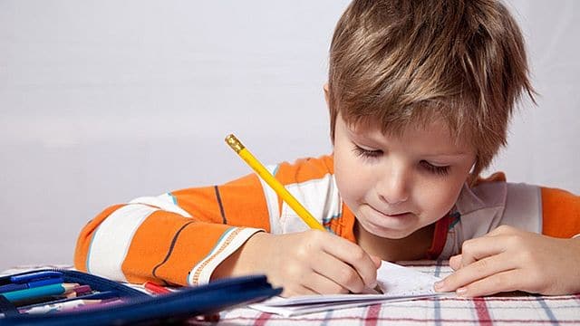 Enfant qui fait ses devoirs