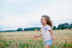 Enfant qui courent dans la nature