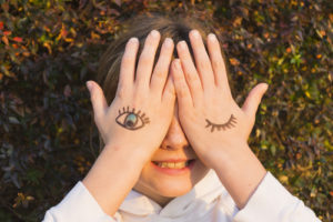petite fille avec dessins sur les mains qui preserve sa vue