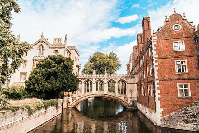 Cambridge : a bridge over the River Cam